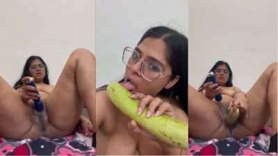 Indian nude lady masturbates with a vibrator and a veggie