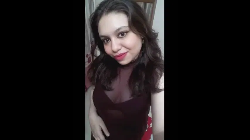 Desi bhabhi showing off