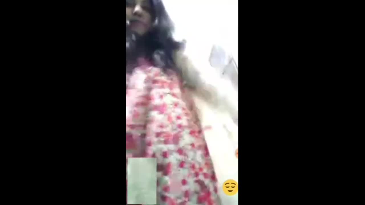 Sexy Girlfriend Showing Nude Body On Vc