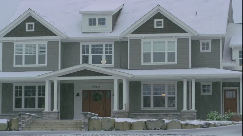 Piękna duża cycki dziewczyna masturbuje się, palcami jej ciasną mokrą cipkę, aż dostaje zbyt krzyczący drżące orgazmy