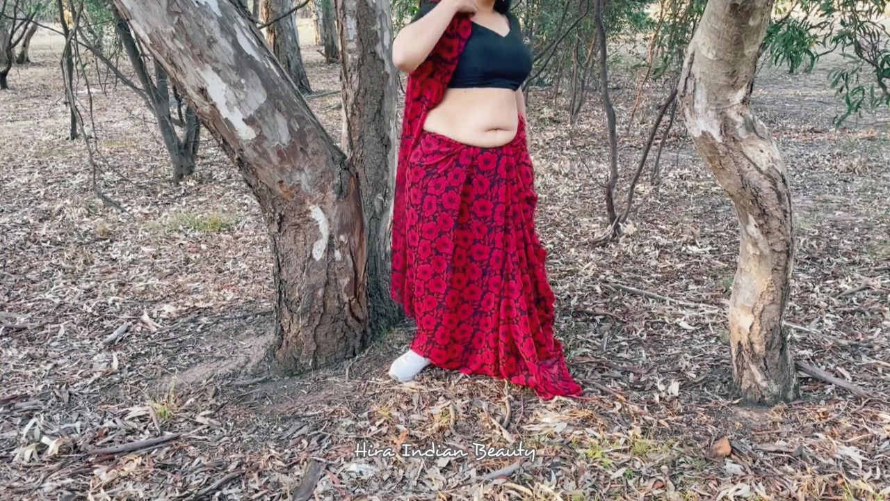 Horny Indian Housewife Cheating with Friend – Giving Deep Throat in Outdoor – Saree Sex