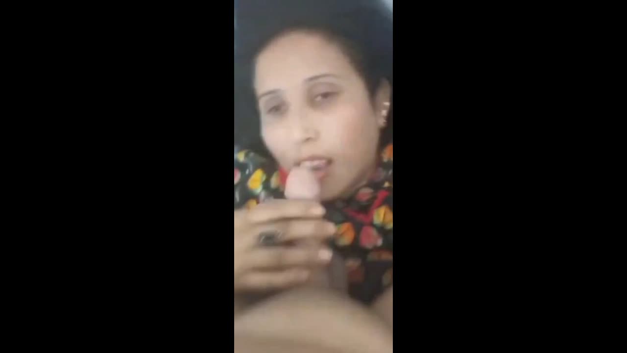 Desi lady giving blowjob and showing boobs and pussy full video