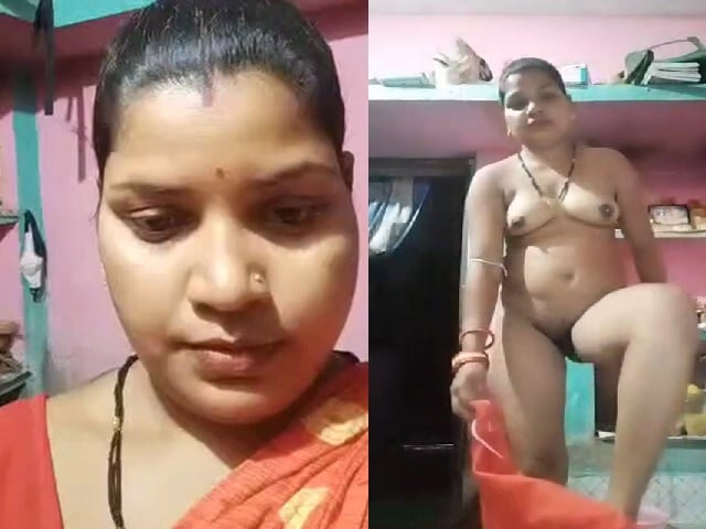 Bhabhi in village stripping saree and nude show