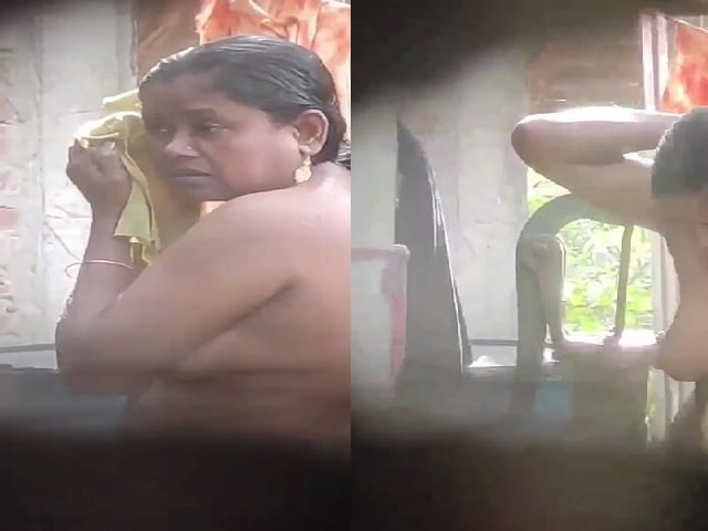 Neighbor aunty bathing with son entering viral MMS