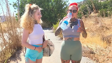 aryjaneAuryn Zwei geile PISSFOTZEN machen sich gegenseitig nass