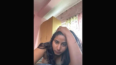 Sexy Saali Ne Apni Chut Me Ungali Daal Kar Pani Nikala